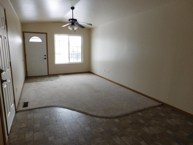 Building Photo - Charming 3 Bed, 2 Bath Townhome with Single-Car Garage