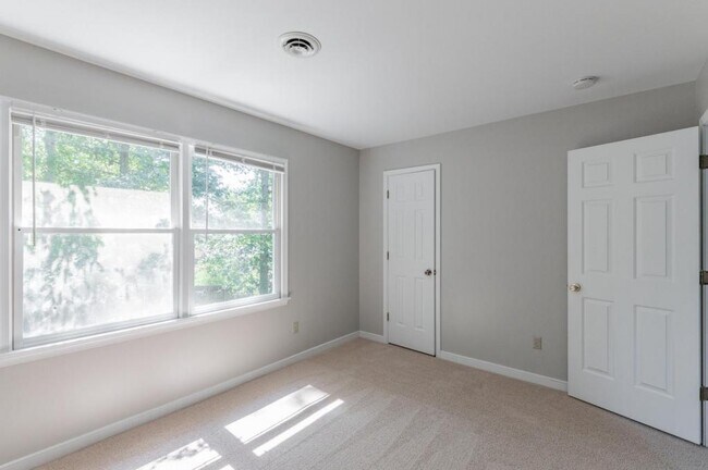 Building Photo - 8915 Castle Point Dr