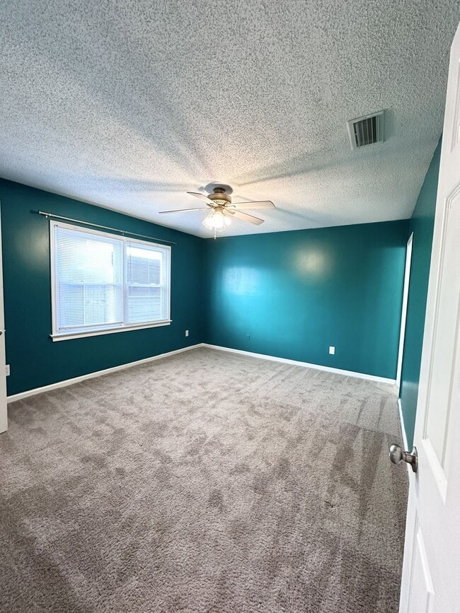 Building Photo - Eclectic & Charming Updated Ranch