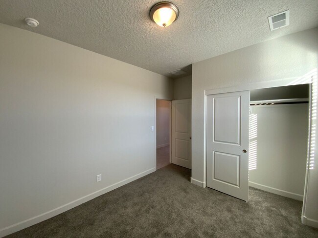 Building Photo - 3 Bedroom Single Story New Build in Lomas Encantadas in Rio Rancho!