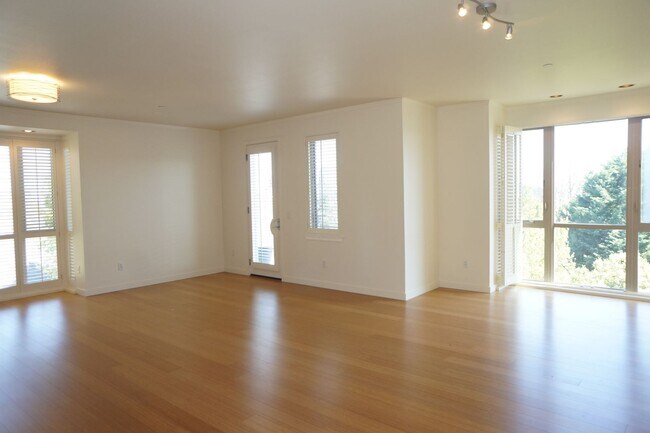 Building Photo - S. Corbett Beautiful two bedroom condo wit...