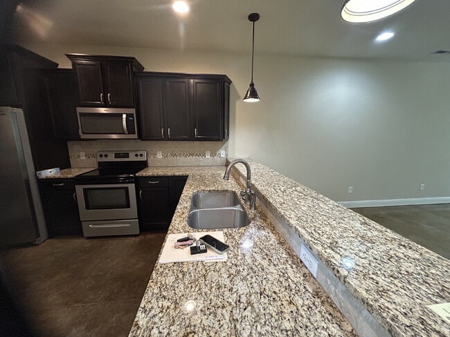 Building Photo - 2BD 2BA GROUND LEVEL DUPLEX WITH GARAGE FO...