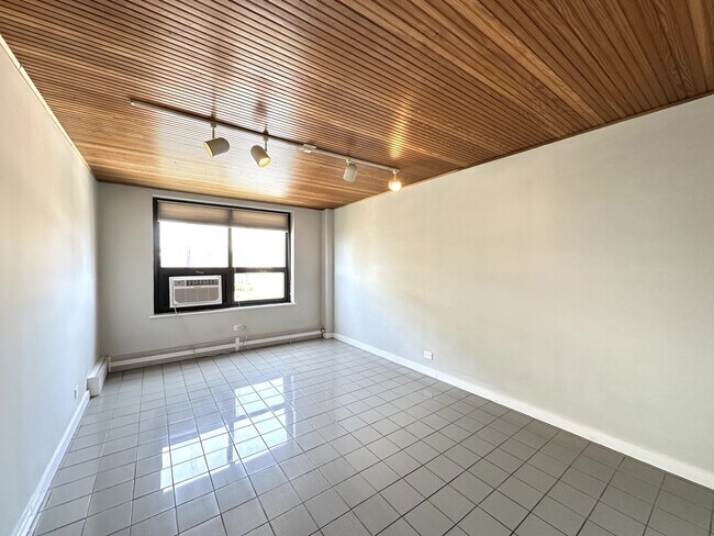 Building Photo - 428 W Wellington Ave