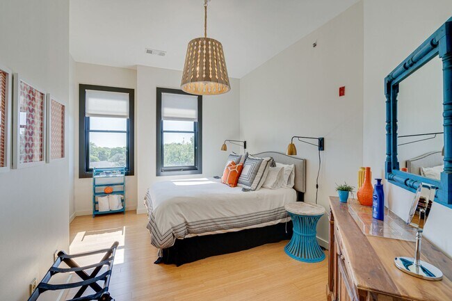 Building Photo - Stunning 3BR/2.5BA Condo in Prime Belmont/...