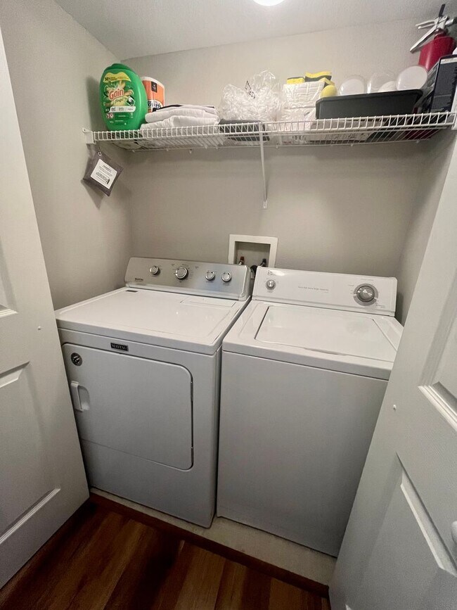 Building Photo - Spacious 2/2 unit becoming available July ...