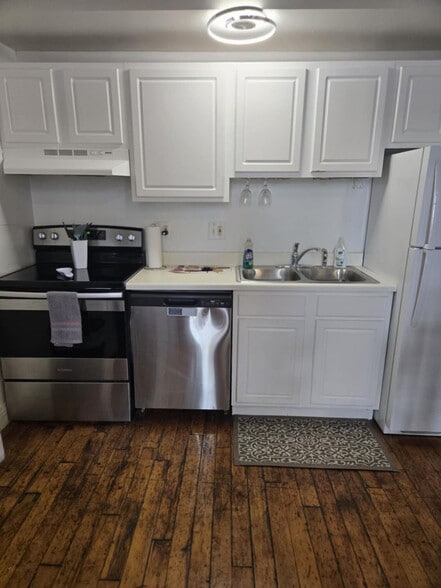 Building Photo - 227 Iron St