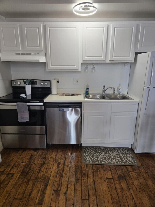 Building Photo - 227 Iron St