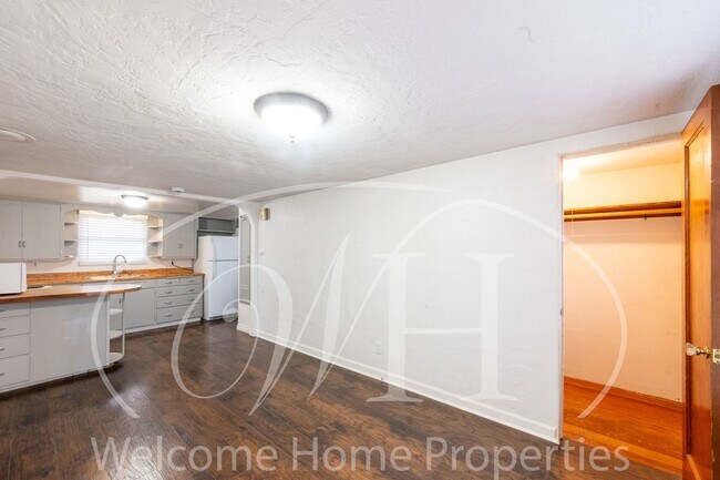 Building Photo - 310 SE 6th St