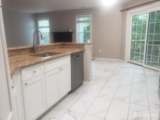 Building Photo - 5032 Beech Ct