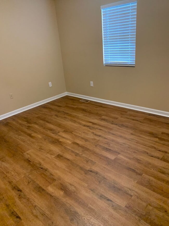 Building Photo - 3 Bedroom/2 Bath Split-Foyer Home Kingspor...