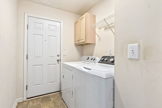 Building Photo - 4264 Live Oak Dr