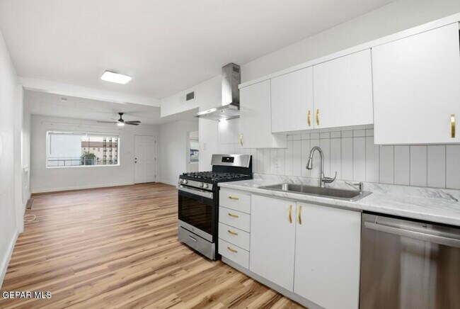 Building Photo - 8929 Robert Dr