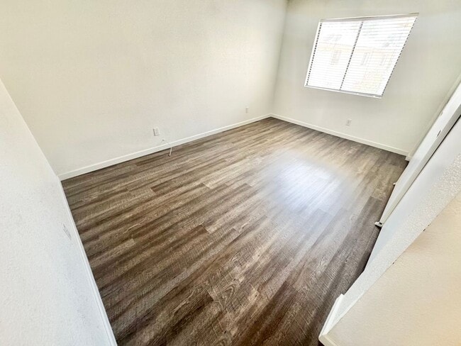 Building Photo - LIMITED TIME ONLY!! TAKE POSSESSION BY JUNE 1ST & RECEIVE ONE MONTH FREE RENT!! In this comfortab...