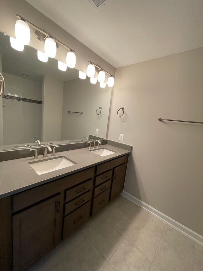 Building Photo - Townhouse for Rent in Preston Lake