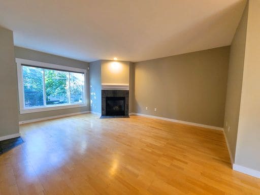 Building Photo - Stunning Three Level Townhome in Green Lak...