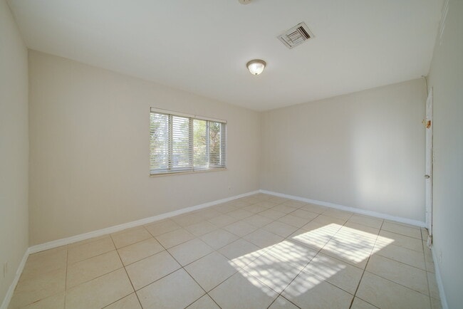 Building Photo - 917 NE 164th St