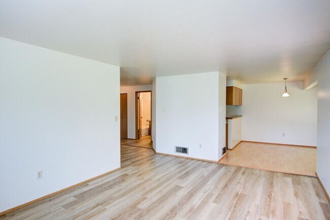 Building Photo - For Lease Edmonds - 900 Sq. Ft Two bed-One/Bath Duplex