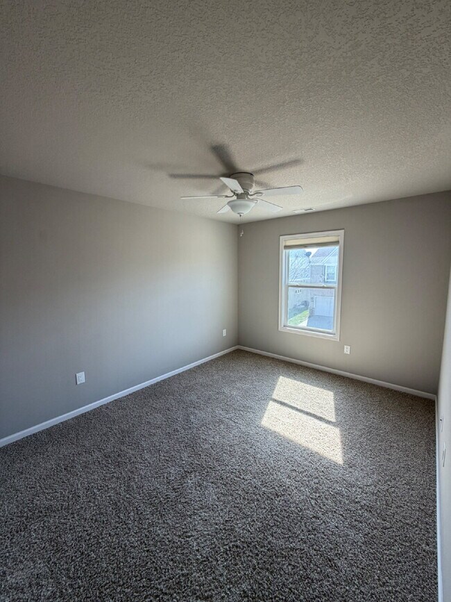 Building Photo - Charming 3-Bed 2.5-Bath Townhouse with Granite Finishes Near Jordan Creek Town Center