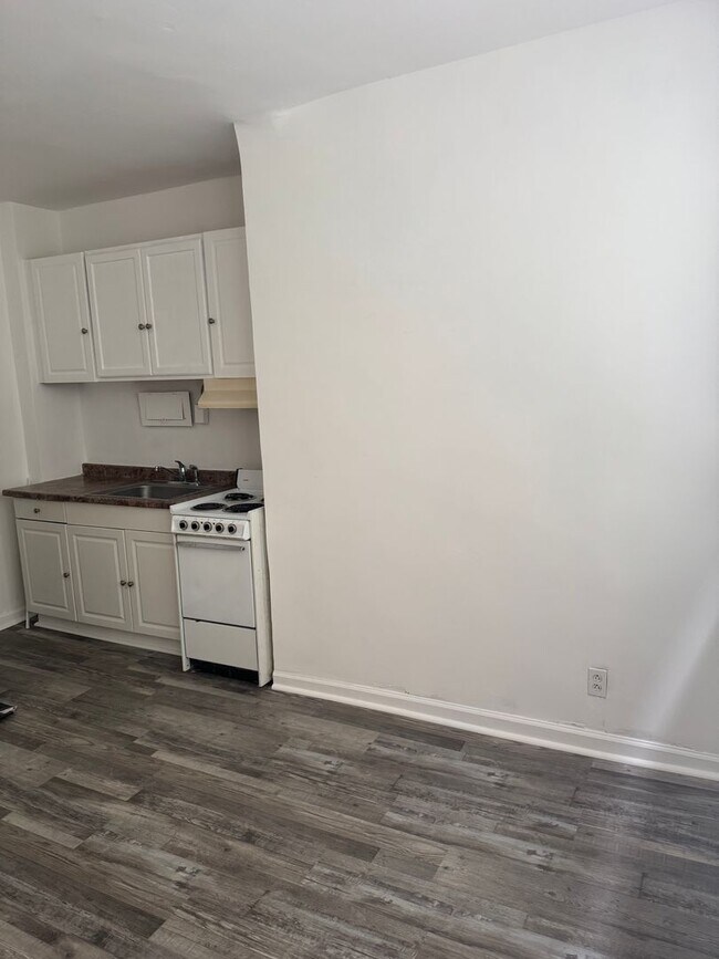 Building Photo - Studio, 1 bathroom apartment ready for mov...