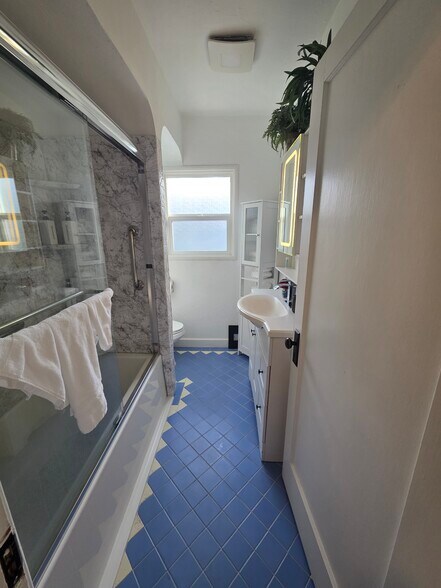 Building Photo - 9333 Lawlor St