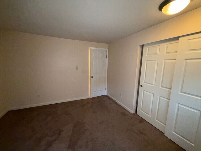 Building Photo - 2 Bed 1 Bath Kirkland