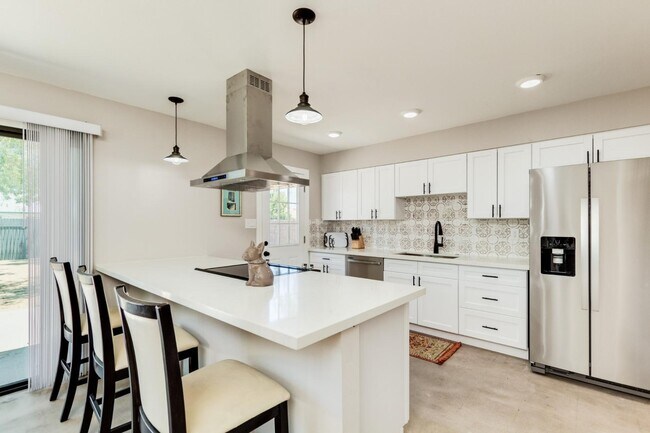 Building Photo - 16 W Geneva Dr