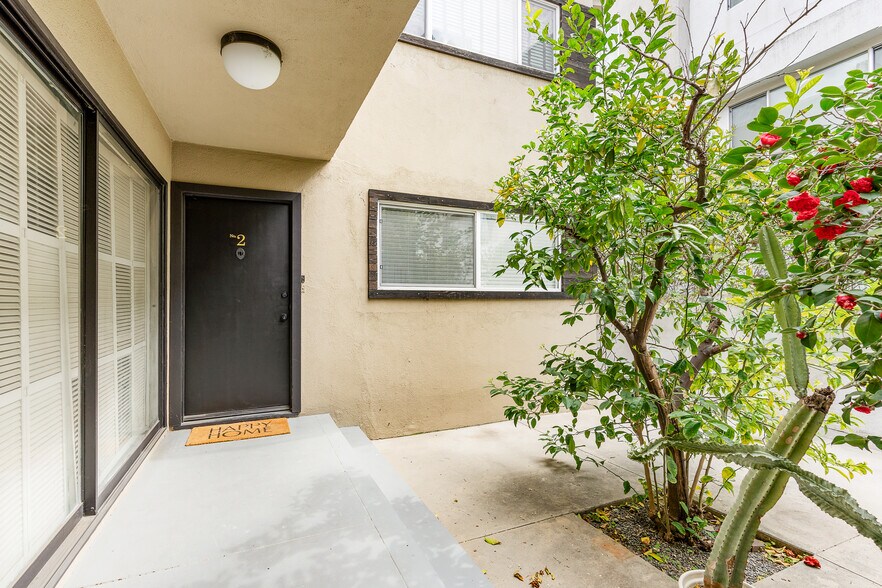Building Photo - 938 N Croft Ave