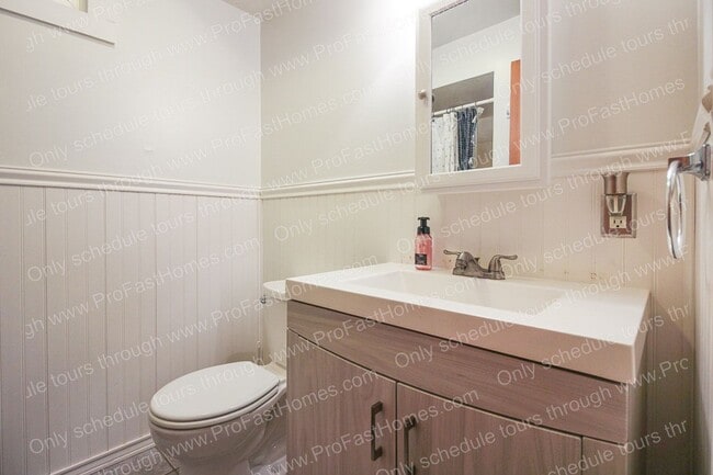 Building Photo - 160 SW Towle Ave