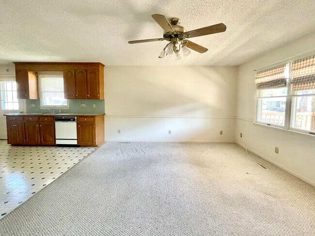Building Photo - 1004 Orangewood St