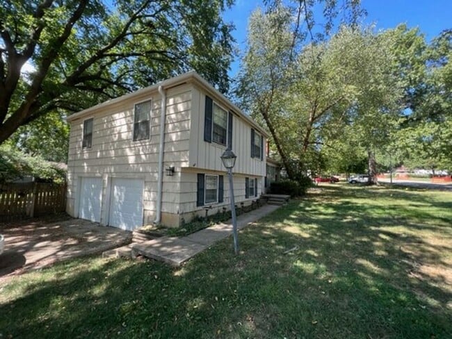 Building Photo - Ready for immediate move-in!