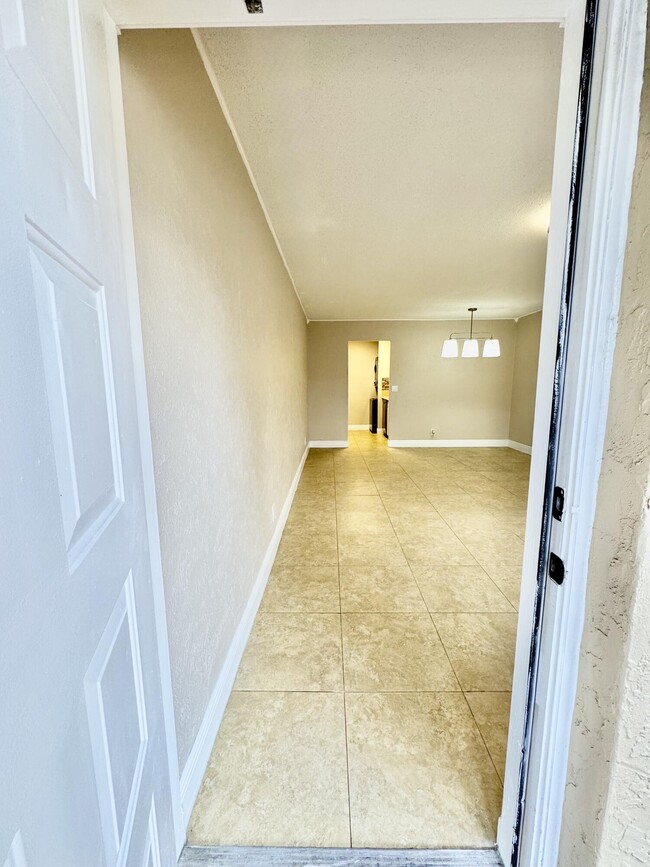 Building Photo - 10008 Twin Lakes Dr