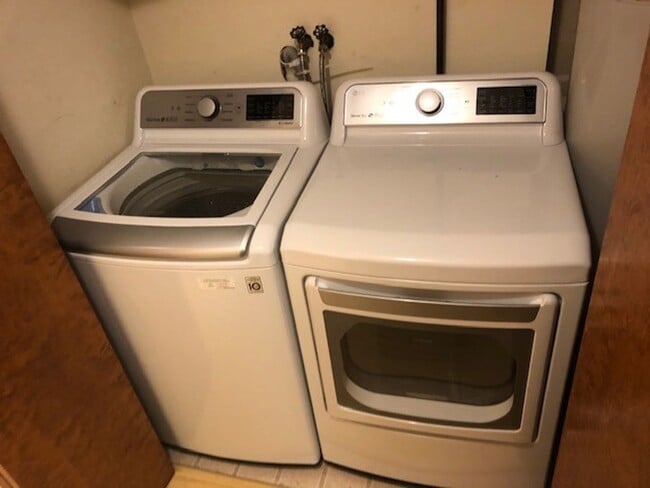 Building Photo - 2 Bedroom Apartment Near MSU! Small Dogs W...