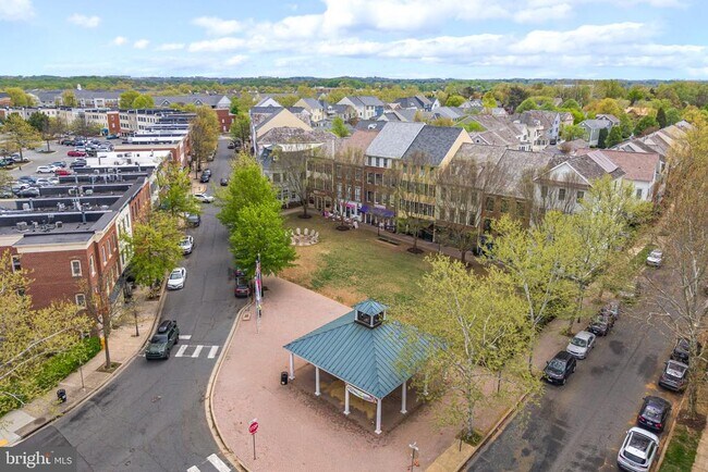 Building Photo - 631 Gatestone St