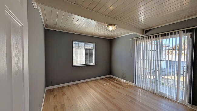 Building Photo - 4 Bed, 1.5 bath Home, freshly painted and ...