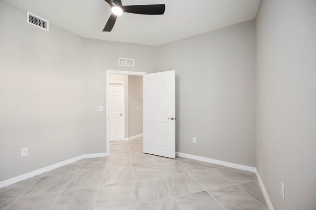 Building Photo - "Spacious 2-Bed, 2-Bath W/Den Condo Retrea...