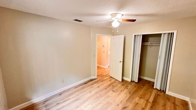 Building Photo - Spacious 2 Bed / 1 Bath Duplex in West Orl...