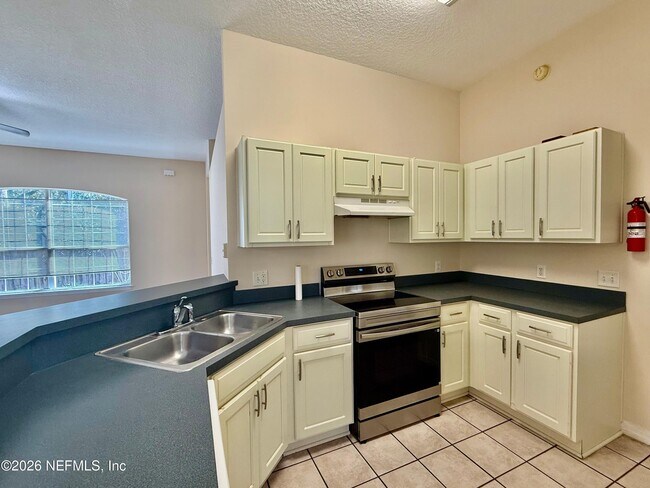 Building Photo - 2418 Hydrangea St