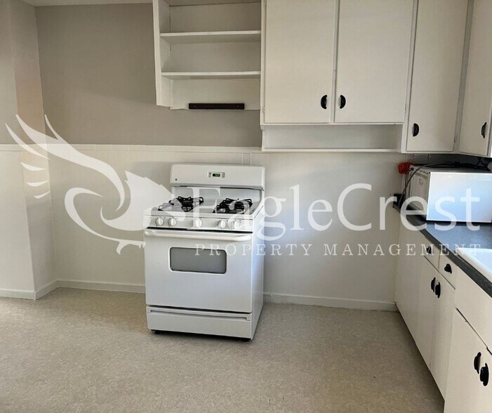 Building Photo - Charming 3BR Home with Spacious Yard & Bonus Living Space