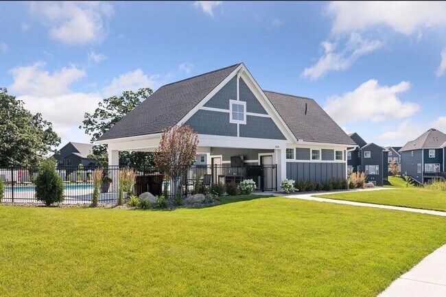 Building Photo - Beautiful 5 Bedroom 5 Bath in Woodbury