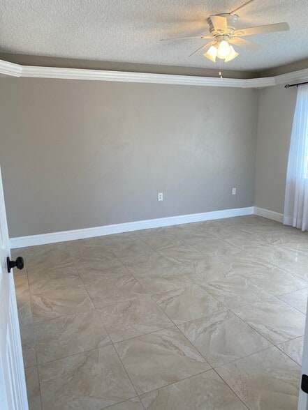 Building Photo - 5 High Point Cir W