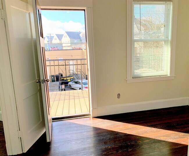 Building Photo - 98 Bristol Rd