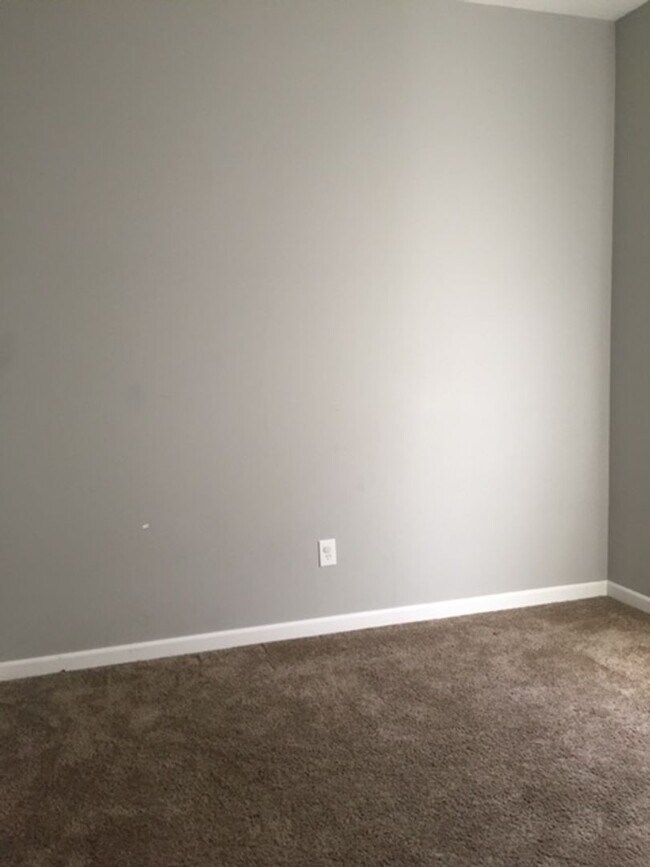 Building Photo - Recently Remodeled and Efficient 3 Bedroom...