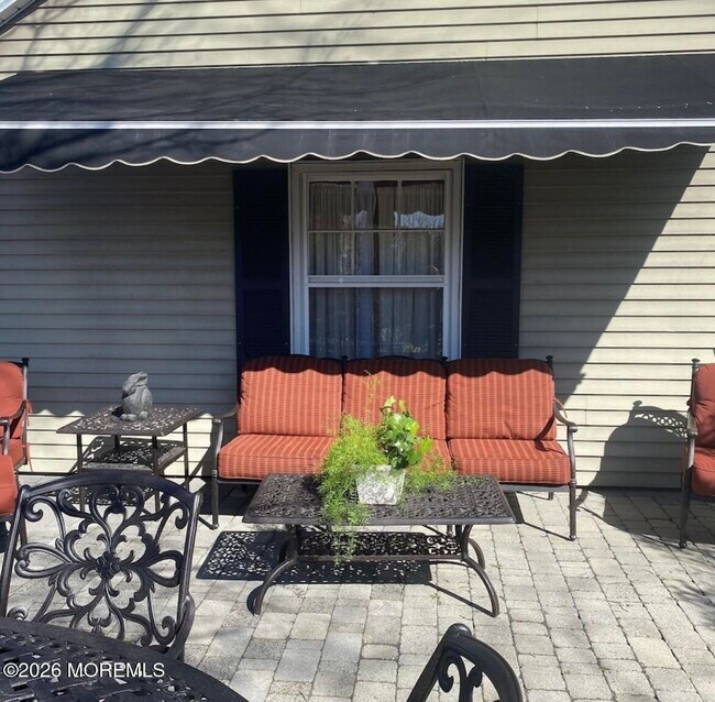 Building Photo - 506 6th Ave