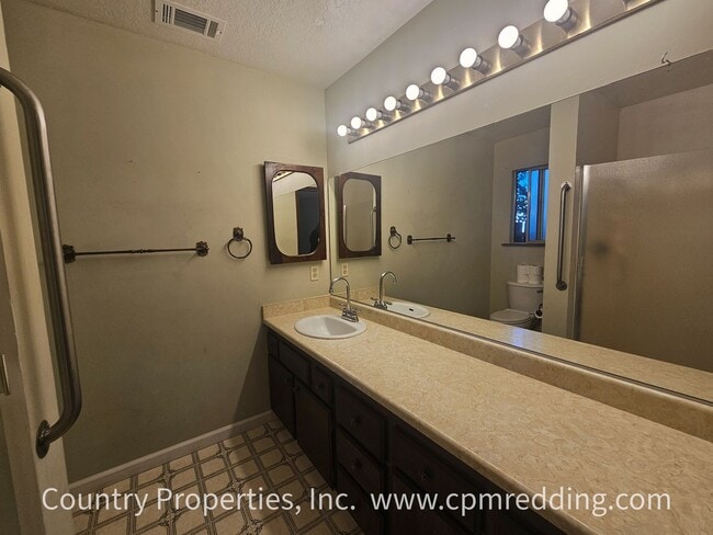 Building Photo - Price Reduced! Spacious House with Landsca...