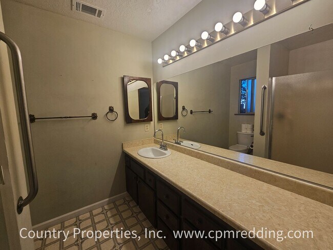 Building Photo - Spacious House with Landscaper Included Av...