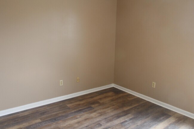 Building Photo - 825 Don Cutler Sr Dr