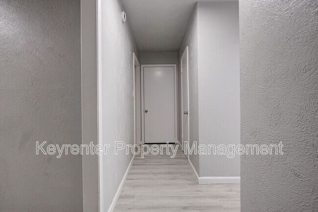 Building Photo - 1309 Crown Point Ave
