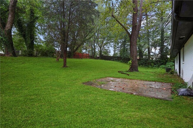 Building Photo - 1847 Elmwood Dr