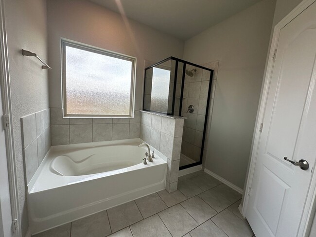 Building Photo - For Lease | 3 Bed, 2 Bath | 1,487 Sq Ft | ...