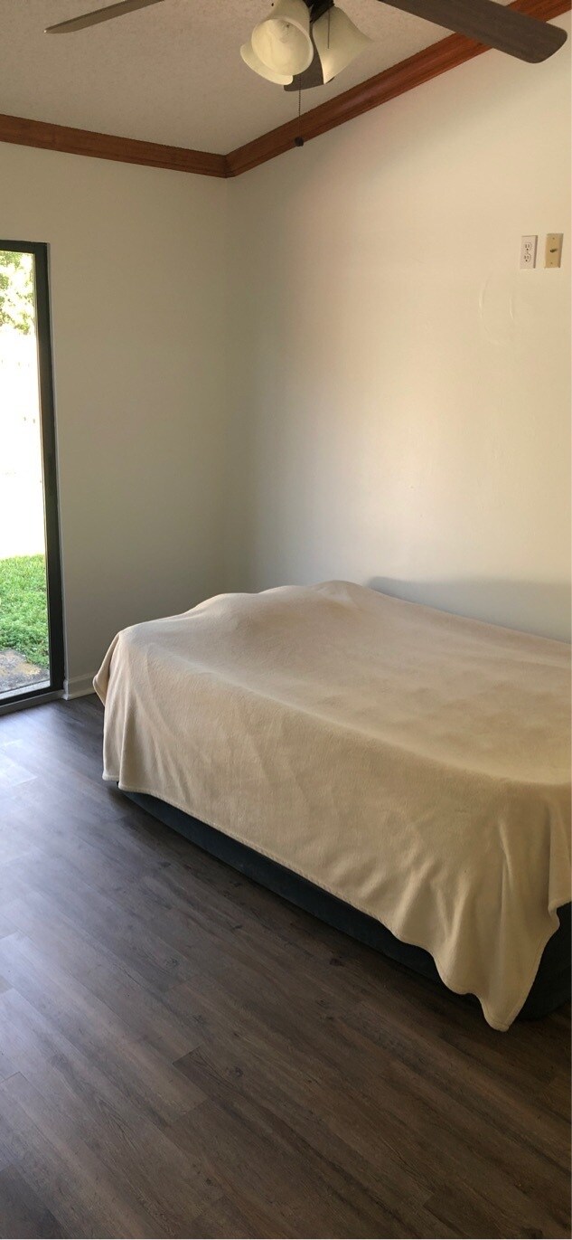 Building Photo - 4063 SE Jacaranda St